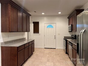 424 Woodvale Pl in Charlotte, NC - Foto de edificio - Building Photo