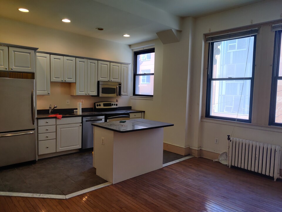 250 S 13th St, Unit 2C in Philadelphia, PA - Building Photo