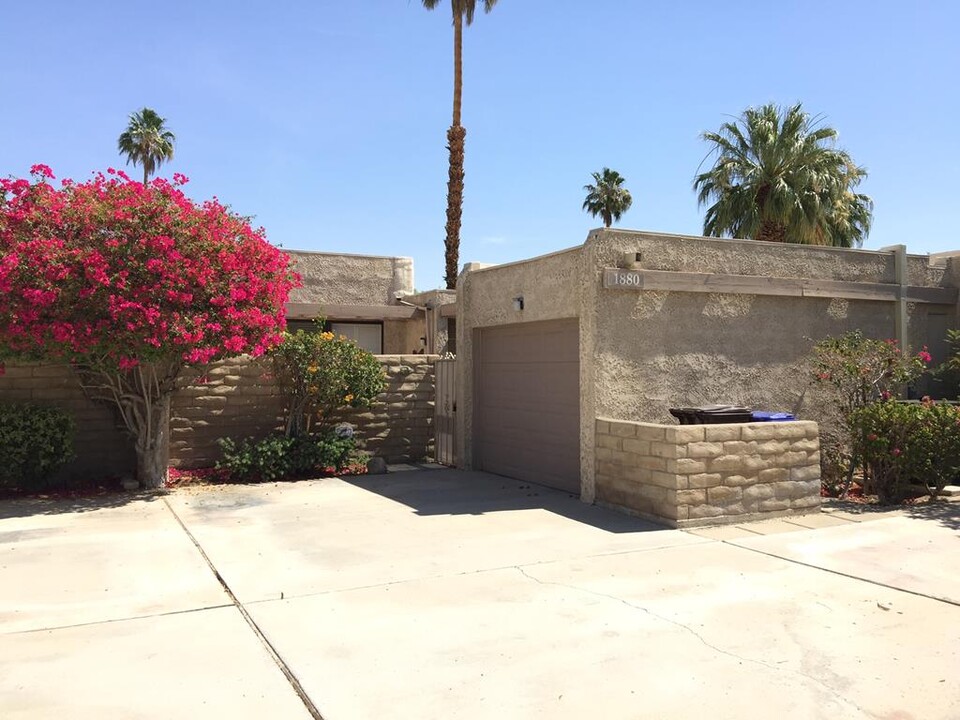 1880 Tamarisk Rd in Palm Springs, CA - Building Photo