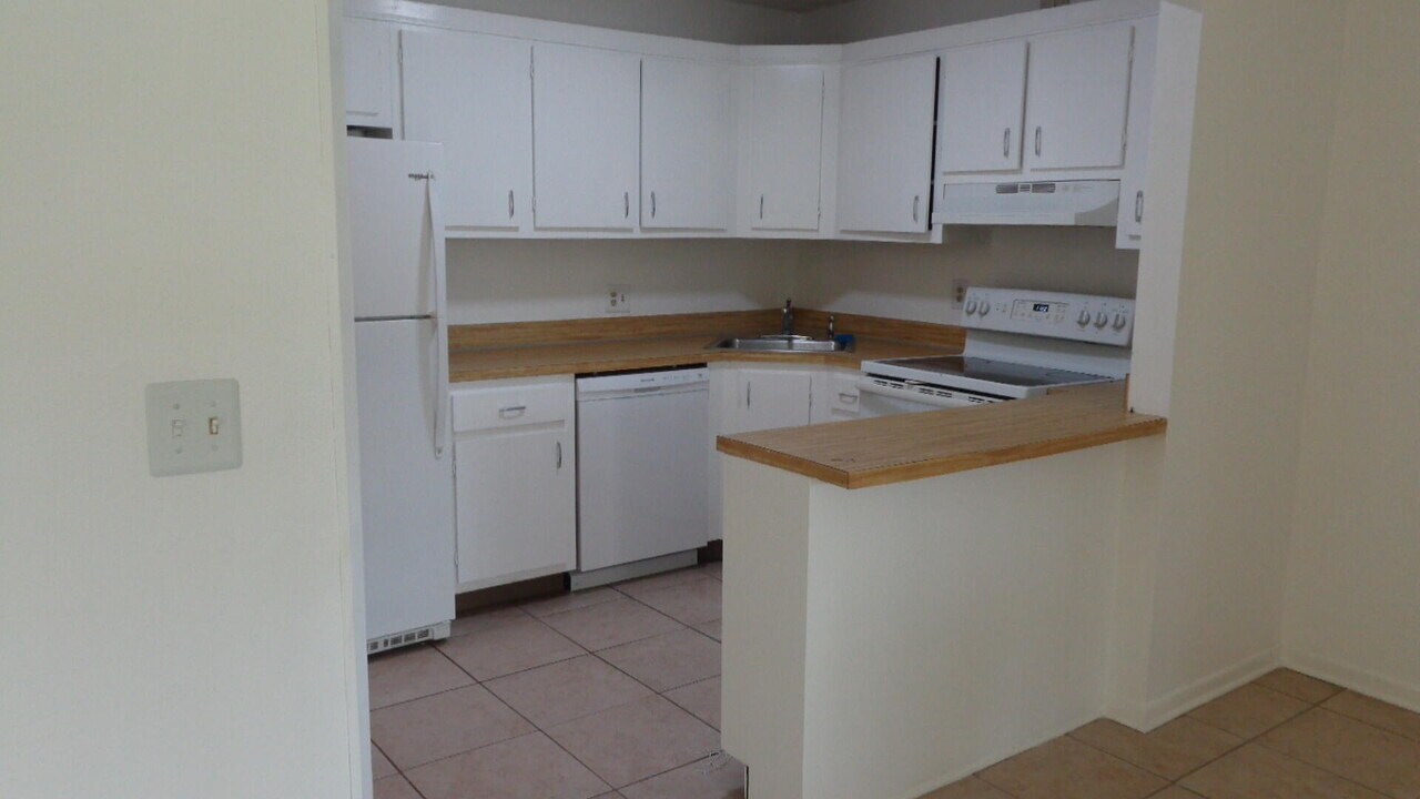 5883 La Paseos Dr in Greenacres, FL - Building Photo