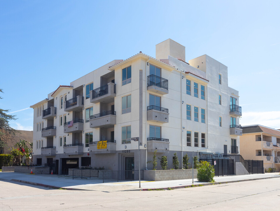 Peach Grove Apartments in North Hollywood, CA - Building Photo