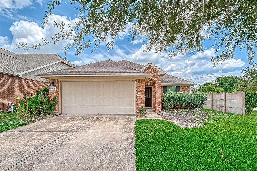 6725 Strawberry Brook Ln in Dickinson, TX - Building Photo