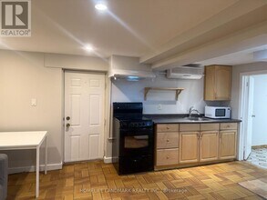 4 Sully Crescent in Toronto, ON - Building Photo - Building Photo