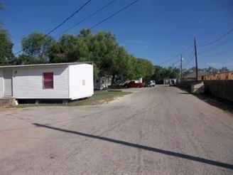 2300 Garner Field Rd in Uvalde, TX - Foto de edificio - Building Photo