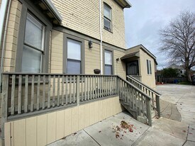 1524 Bay St, Unit #B in Alameda, CA - Building Photo