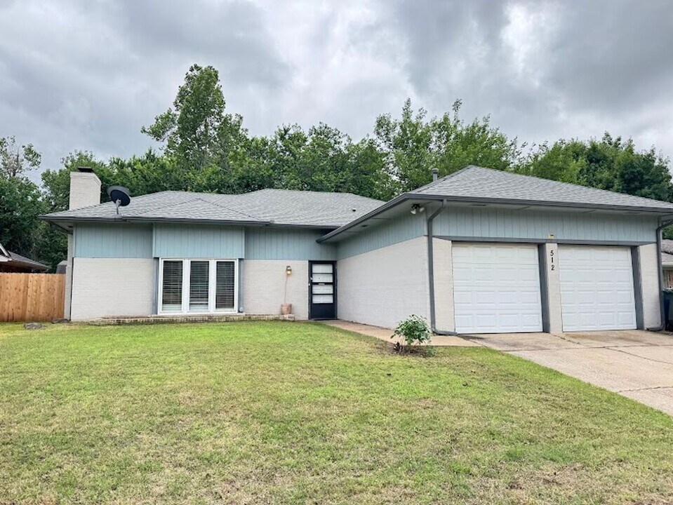 512 Harding Pl in Edmond, OK - Building Photo