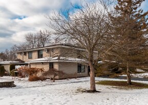 43 Commons Dr in East Greenbush, NY - Building Photo