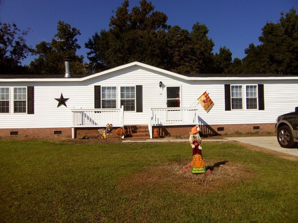 135 Magnolia Gardens Dr in Jacksonville, NC - Building Photo