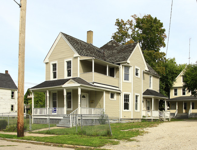 1331-1333 Russell Rd in Cleveland, OH - Foto de edificio - Building Photo