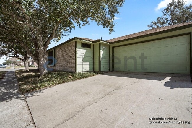 4401 Lake George Dr in Corpus Christi, TX - Building Photo - Building Photo