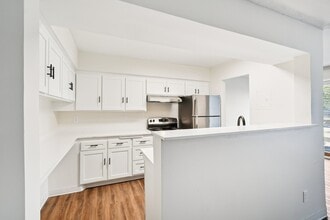 Wayzata Woods in Wayzata, MN - Building Photo - Building Photo