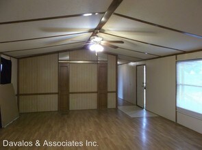 373 County Rd 119-Unit -Unit A in Floresville, TX - Building Photo - Building Photo