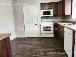 10 Hudson Crescent in Kitchener, ON - Building Photo - Building Photo