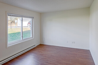 Carver Ridge Townhomes in Chaska, MN - Building Photo - Interior Photo