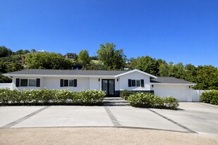 19275 Cresthaven Ln in Santa Ana, CA - Building Photo