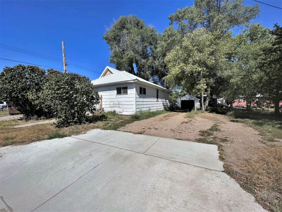 212 W Fir Ave in Mitchell, SD - Building Photo