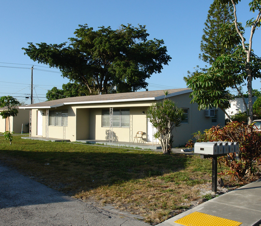 213 SW 14th St in Dania Beach, FL - Building Photo