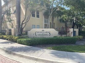 160 Jacaranda Country Club Dr in Plantation, FL - Building Photo