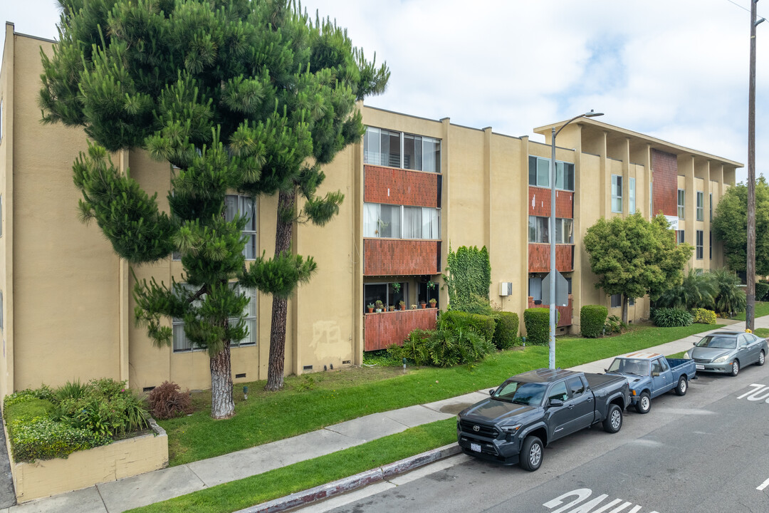 Sutton Terrace in North Hollywood, CA - Building Photo