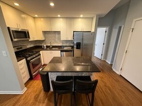 2318 W Bloomingdale Ave in Chicago, IL - Building Photo - Building Photo