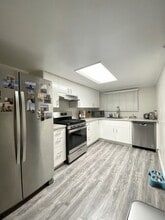 620 W Hyde Park Blvd, Unit 313 in Inglewood, CA - Building Photo - Building Photo