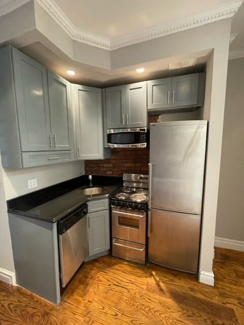 326 E 35th St, Unit 55 in New York, NY - Building Photo