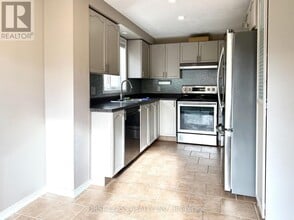 13 Benjamin Ln in Barrie, ON - Building Photo - Building Photo