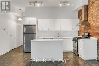 464 College St in Toronto, ON - Building Photo - Building Photo