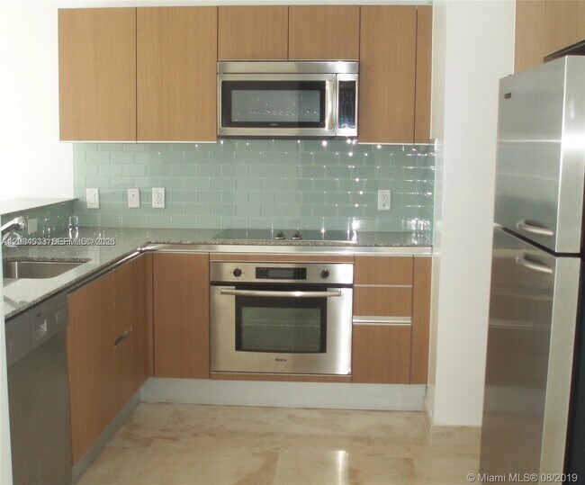 1060 Brickell Ave, Unit 1409 in Miami, FL - Foto de edificio - Building Photo