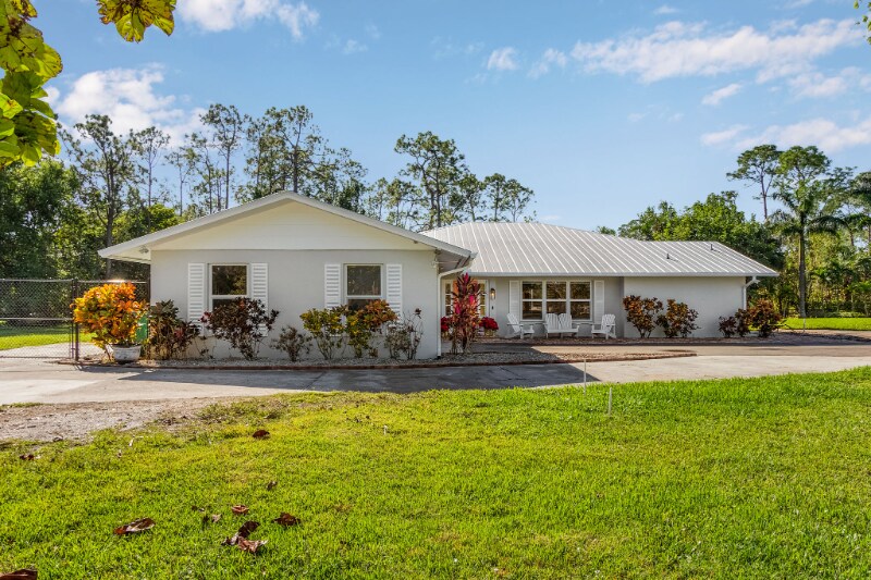 2950 Coach House Ln in Naples, FL - Building Photo