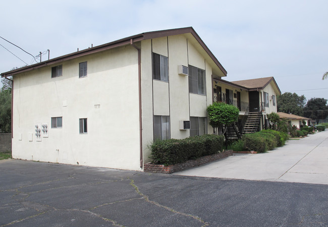 12044 Old River School Rd in Downey, CA - Foto de edificio - Building Photo