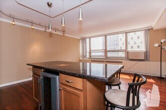 3950 N Lake Shore Dr, Unit 1817 in Chicago, IL - Foto de edificio - Building Photo
