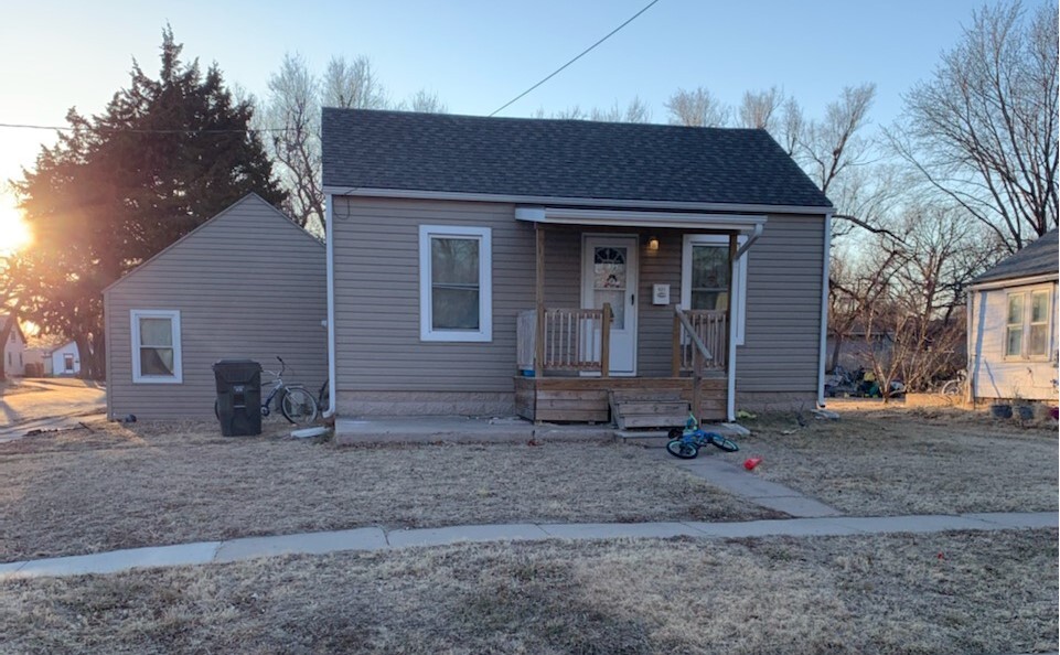 421 S Purdy Ave in Lyons, KS - Building Photo