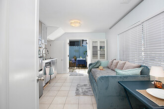 5027 Santa Monica Ave, Unit Beachside Condominium in San Diego, CA - Building Photo - Building Photo