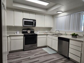 Crown Point Apartments in West Covina, CA - Foto de edificio - Building Photo
