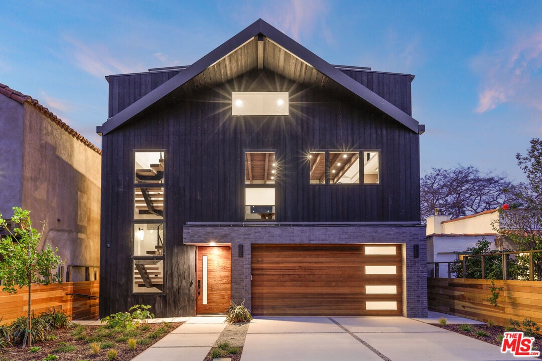 2530 Beverley Ave in Santa Monica, CA - Building Photo