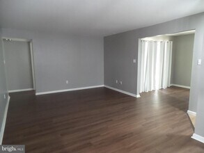 22 Neville Ct in Washington Township, NJ - Foto de edificio - Building Photo