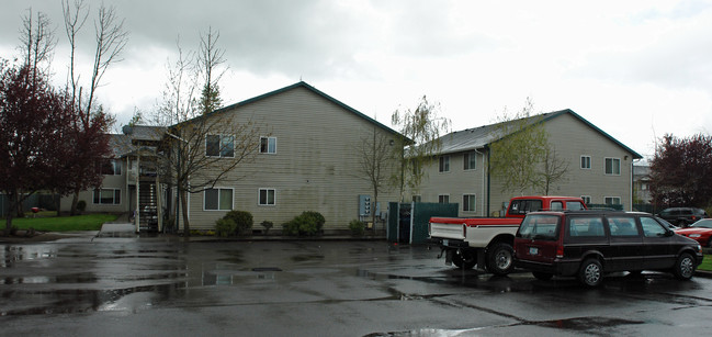 Lebanon Greens Apartments in Lebanon, OR - Building Photo - Building Photo