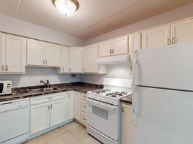 5705 Indian Ct, Unit 1D in Alexandria, VA - Building Photo