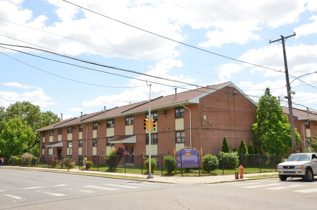 Westpark Plaza in Philadelphia, PA - Foto de edificio