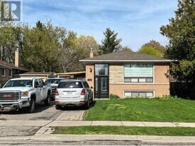 181 Maple Ave in Richmond Hill, ON - Building Photo