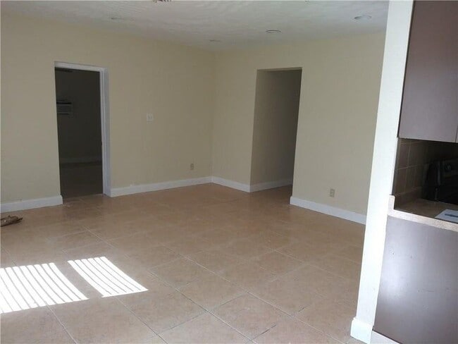 2701 NW 21st St in Fort Lauderdale, FL - Foto de edificio - Building Photo