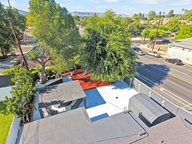 23701 Bessemer St in Woodland Hills, CA - Building Photo - Building Photo
