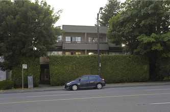 8771 Granville St in Vancouver, BC - Building Photo - Primary Photo