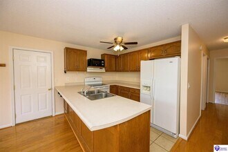 806 Edgebrook Dr in Vine Grove, KY - Building Photo - Building Photo