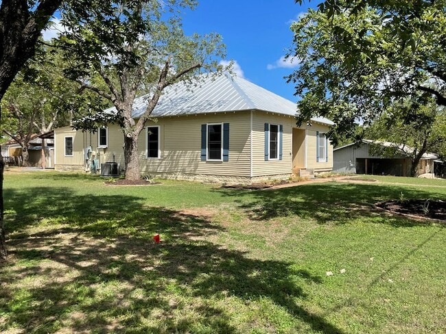 422 S Orange St in Fredericksburg, TX - Building Photo - Building Photo