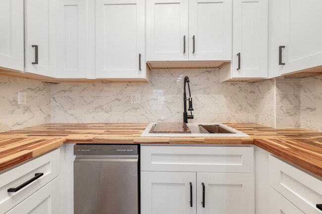 1001 W Victory Dr in Savannah, GA - Building Photo - Building Photo