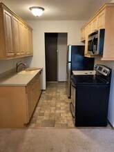 805 Smetana Rd in Hopkins, MN - Foto de edificio - Building Photo