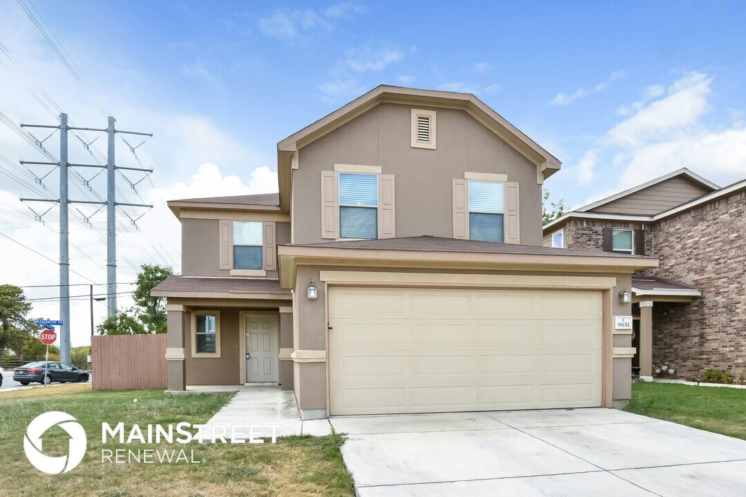 9651 Pleasanton Bluff in San Antonio, TX - Building Photo