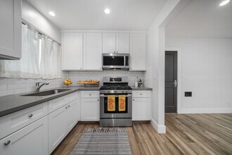 Hesby Cottages in North Hollywood, CA - Building Photo - Building Photo